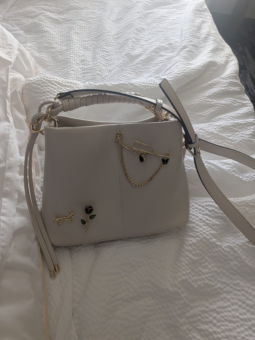 BCBGeneration Cream Shoulder Bag Purse with Gold Accent Chains Like New